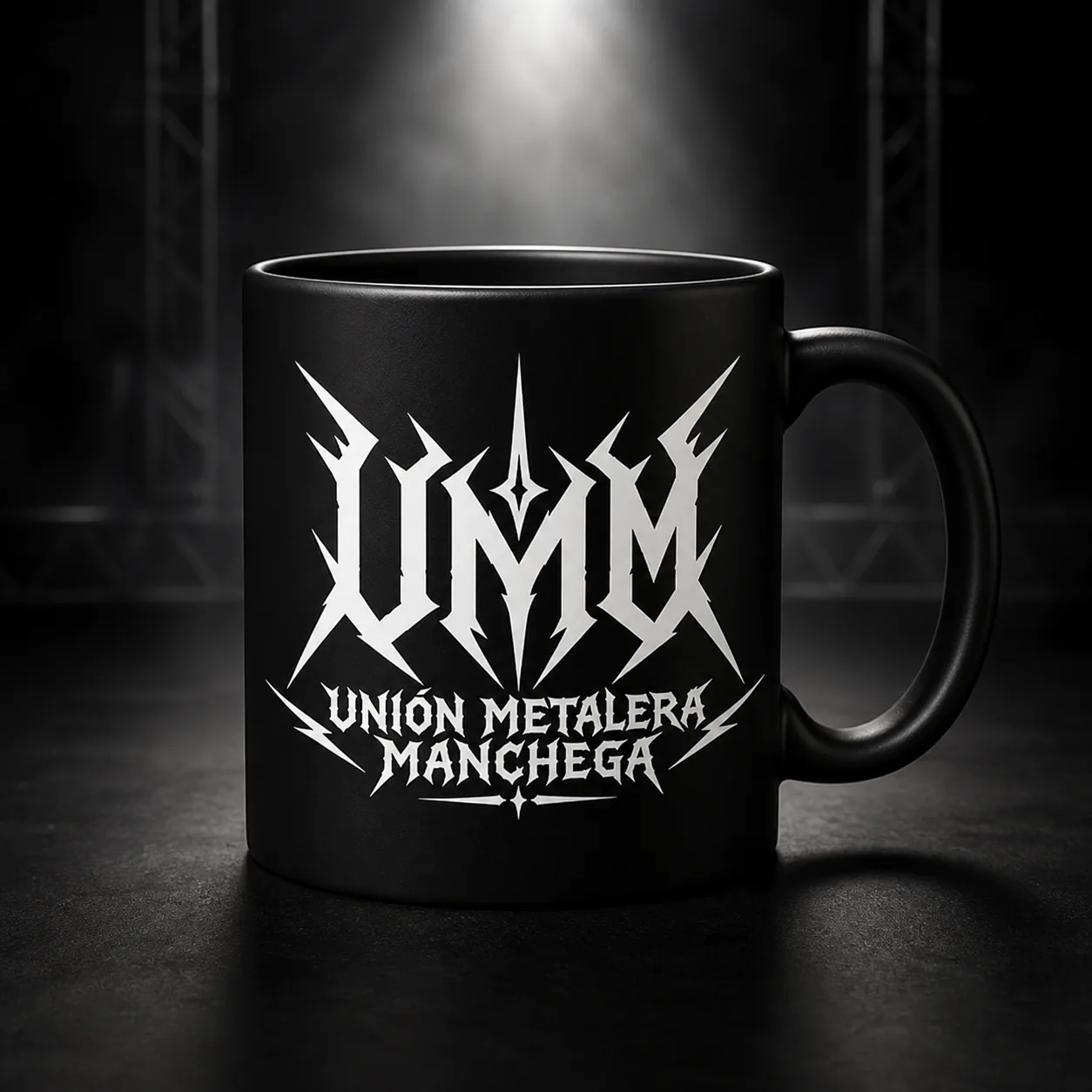 Taza negra oficial de Unión Metalera Manchega